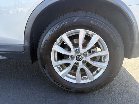 Used 2020 Nissan Rogue SV FWD image 12