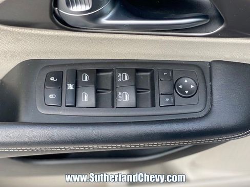 Used 2023 Chrysler Pacifica Touring-L FWD image 13