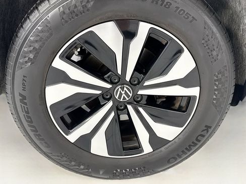Used 2024 Volkswagen Atlas Cross Sport SE FWD image 31