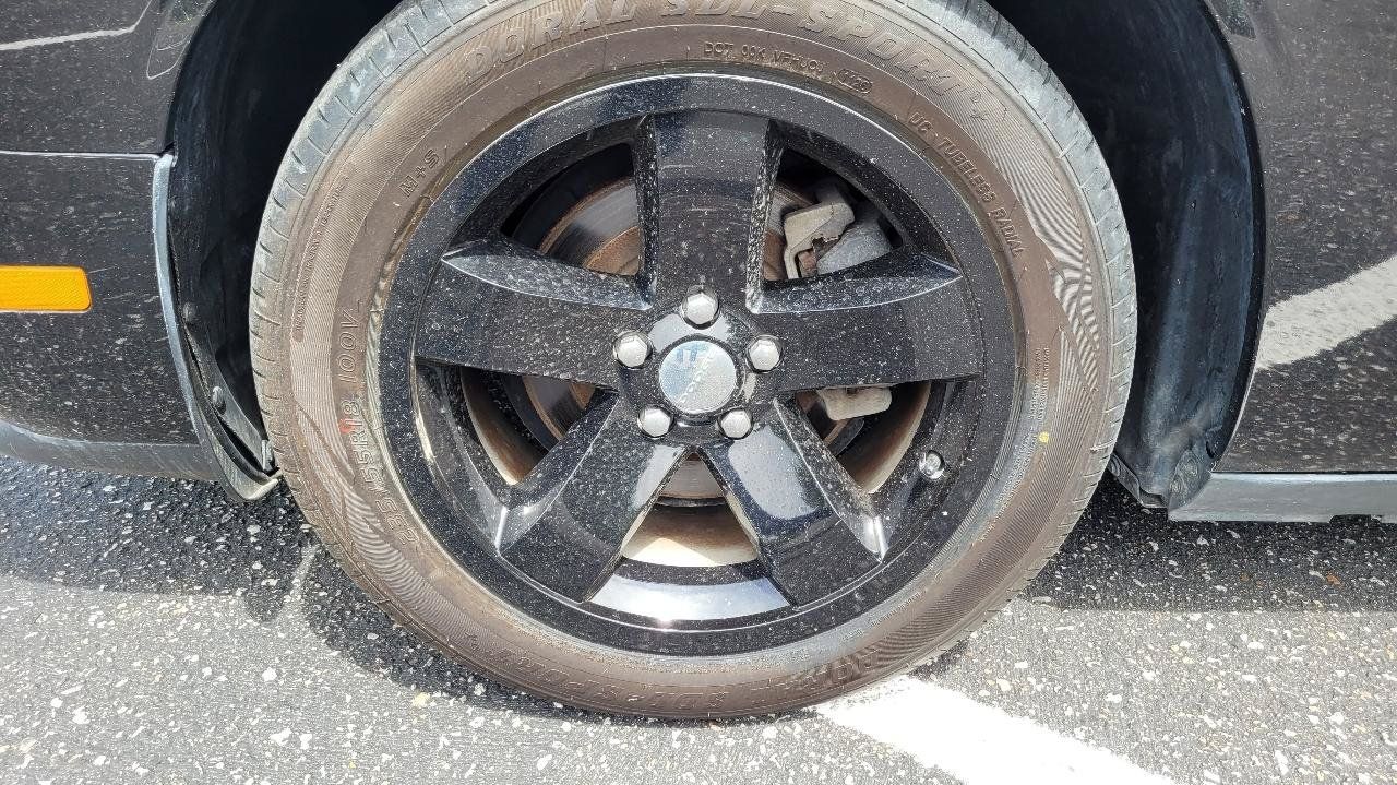 Used 2014 Dodge Challenger SXT RWD image 4