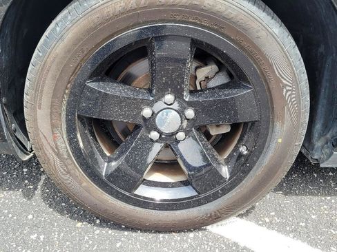 Used 2014 Dodge Challenger SXT RWD image 4