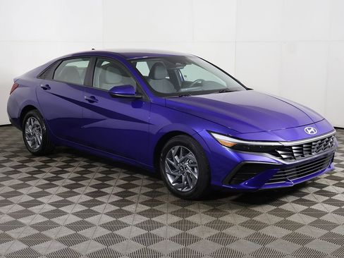 Used 2024 Hyundai Elantra SEL FWD image 2