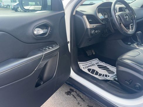 Used 2015 Jeep Cherokee Limited w/ Luxury Group AWD/4WD image 9