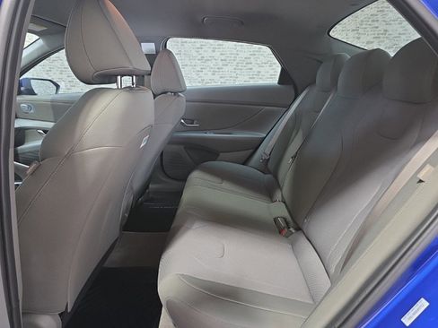 Used 2025 Hyundai Elantra SE image 12