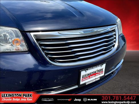 Used 2015 Chrysler Town & Country Touring w/ Driver Convenience Group FWD image 32
