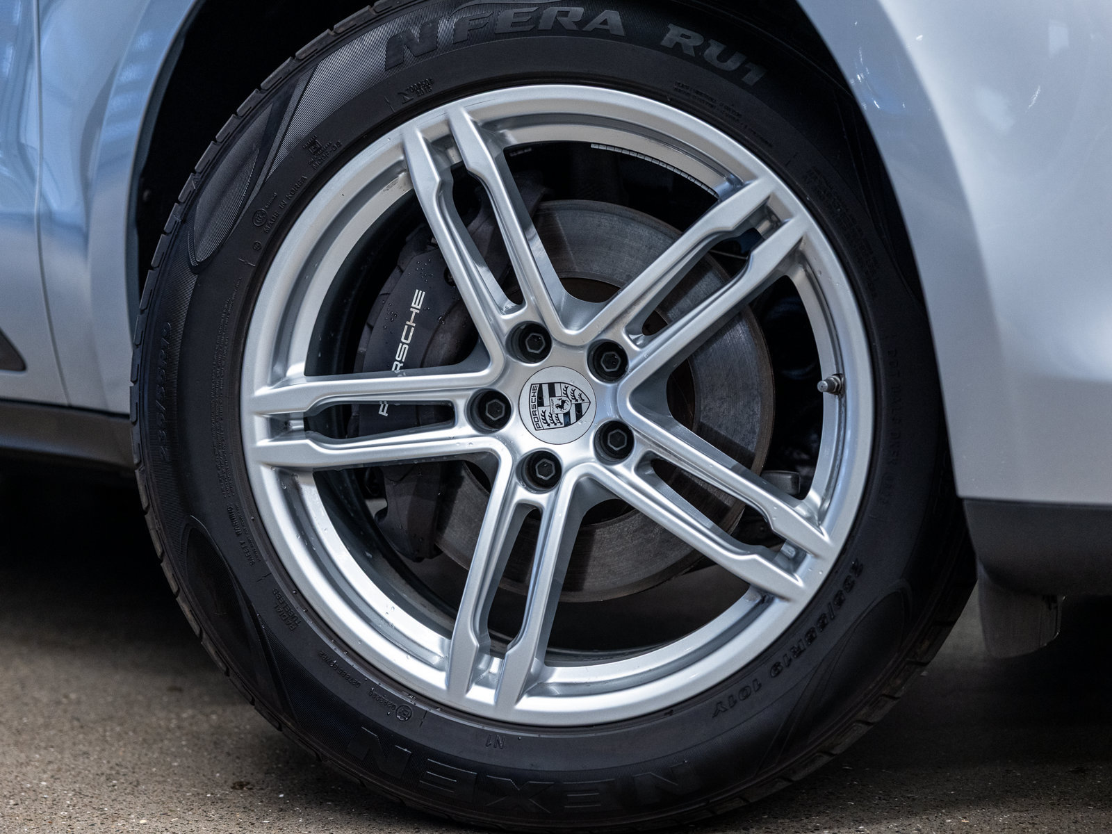Used 2025 Porsche Macan AWD/4WD image 19