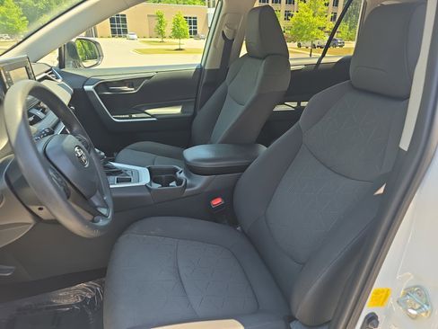 Used 2020 Toyota RAV4 XLE w/ Convenience Package AWD/4WD image 16
