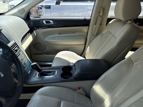 Used 2019 Lincoln MKT AWD image 6