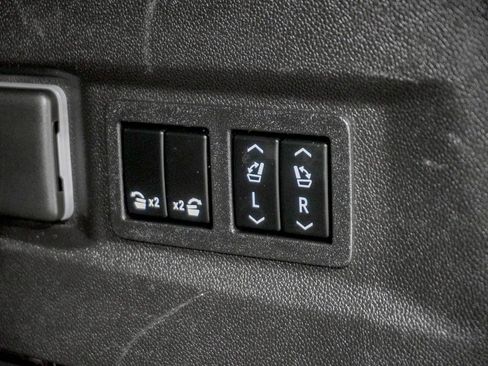 Used 2022 Chevrolet Tahoe Z71 w/ Luxury Package AWD/4WD image 10