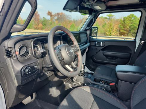 Used 2024 Jeep Gladiator Rubicon w/ Technology Group image 13