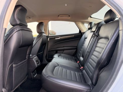 Used 2018 Ford Fusion SE w/ Equipment Group 602A FWD image 17