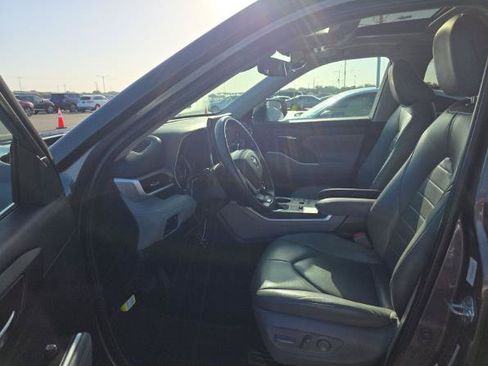 Used 2024 Toyota Highlander XLE FWD image 4