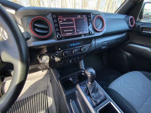 Used 2022 Toyota Tacoma TRD Sport image 25