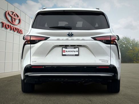 Certified 2023 Toyota Sienna Platinum image 4