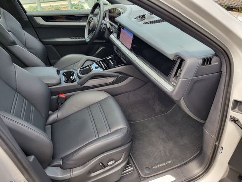 Used 2025 Porsche Cayenne Coupe image 28