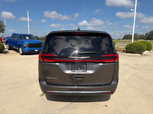 Used 2023 Chrysler Pacifica Touring-L FWD image 11