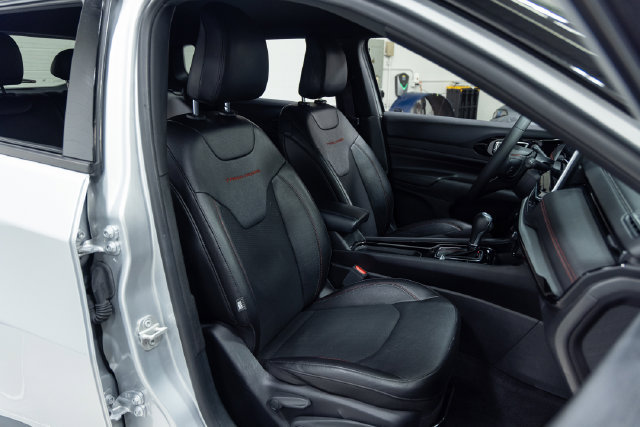 Used 2024 Jeep Compass Trailhawk AWD/4WD image 25