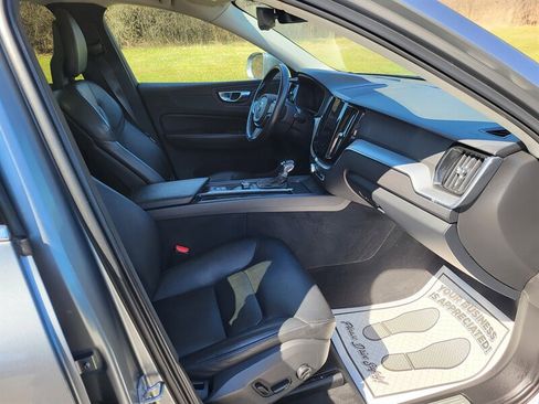 Used 2018 Volvo XC60 T6 Momentum w/ Advanced Package image 12