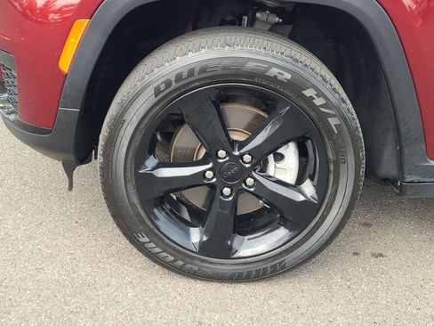 Used 2023 Jeep Grand Cherokee L Laredo image 16