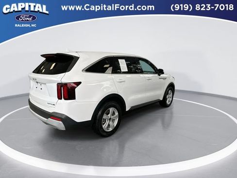 Used 2025 Kia Sorento LX FWD image 9