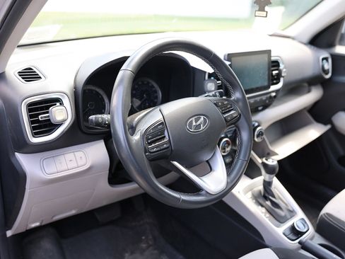 Used 2022 Hyundai Venue SEL FWD image 8