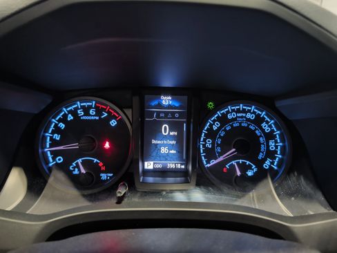 Used 2021 Toyota Tacoma TRD Off-Road w/ Technology Package AWD/4WD image 9