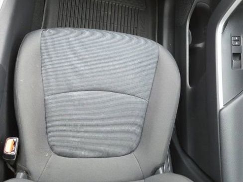 Used 2022 Toyota RAV4 LE image 19