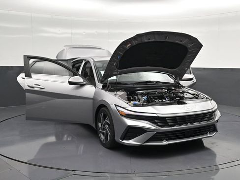 Used 2025 Hyundai Elantra SEL FWD image 17