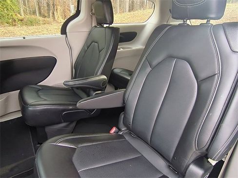 Used 2024 Chrysler Pacifica Touring-L image 28