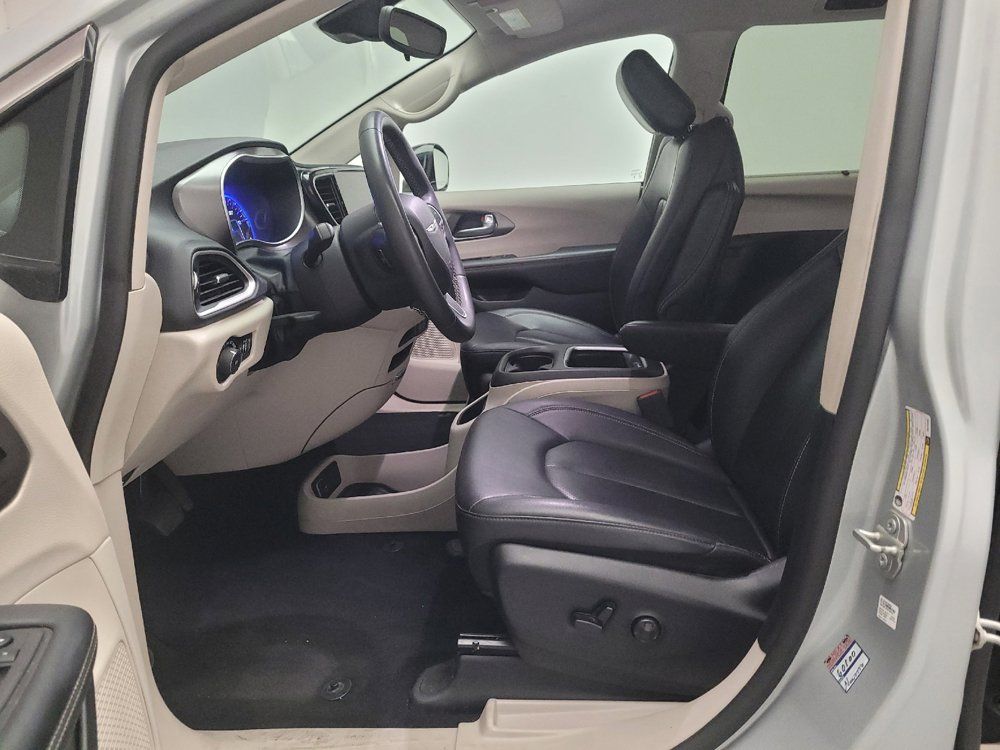 Used 2024 Chrysler Pacifica Touring-L FWD image 17