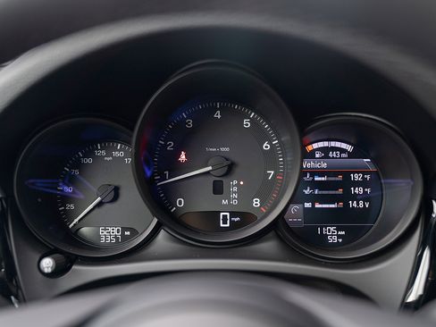 Certified 2025 Porsche Macan image 9