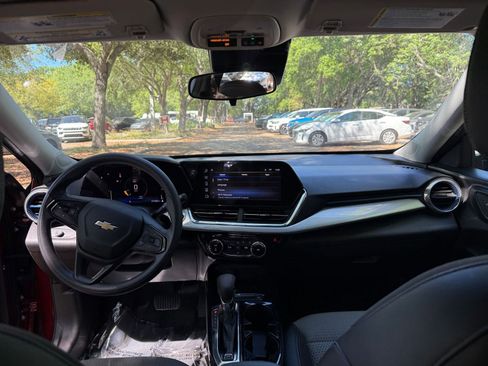 Used 2025 Chevrolet Trax LT image 28