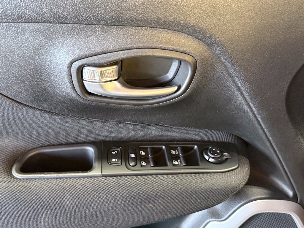 Used 2020 Jeep Renegade Latitude w/ Cold Weather Group AWD/4WD image 33