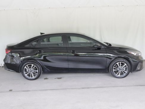 Used 2023 Kia Forte LXS FWD image 4
