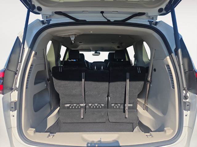 Used 2024 Chrysler Pacifica Touring-L FWD image 32