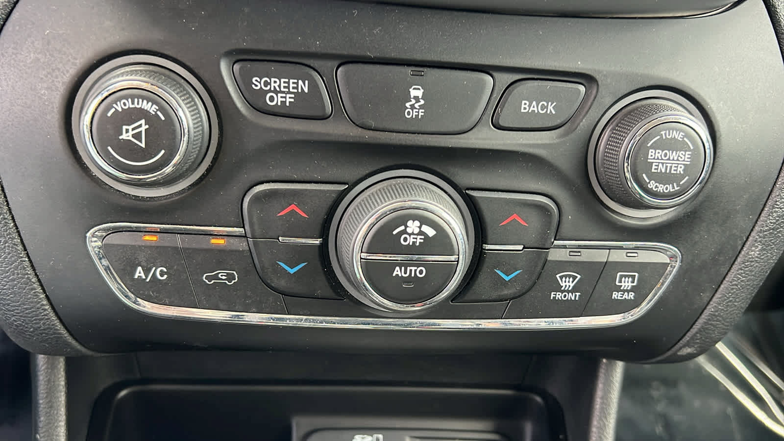 Used 2014 Jeep Cherokee Trailhawk w/ Comfort/Convenience Group AWD/4WD image 14
