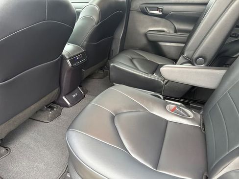 Used 2023 Toyota Highlander XLE image 19