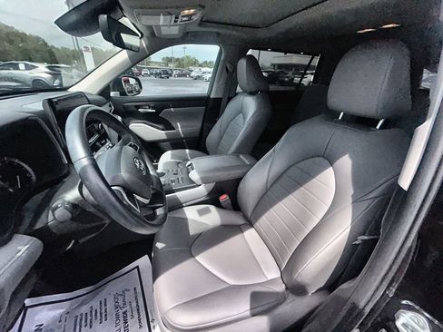 Used 2023 Toyota Highlander XLE AWD/4WD image 17