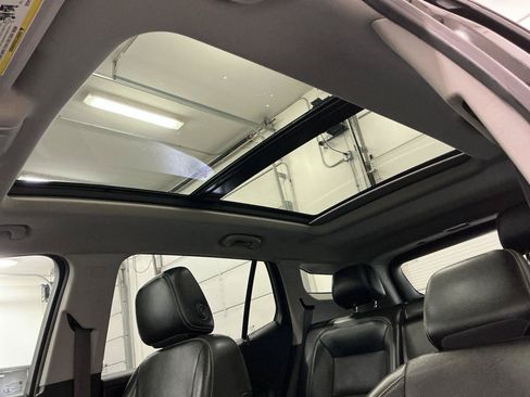 Used 2022 GMC Terrain SLT w/ Infotainment Package II AWD/4WD image 9