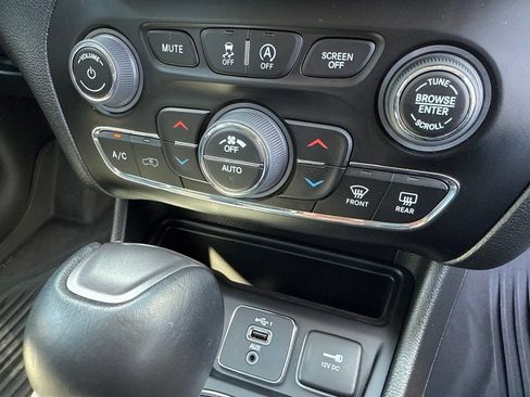 Used 2023 Jeep Cherokee Altitude Lux w/ Lux Elite Package AWD/4WD image 40