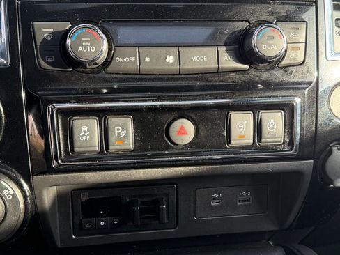 Used 2021 Nissan Titan Platinum Reserve w/ Moonroof Package image 27