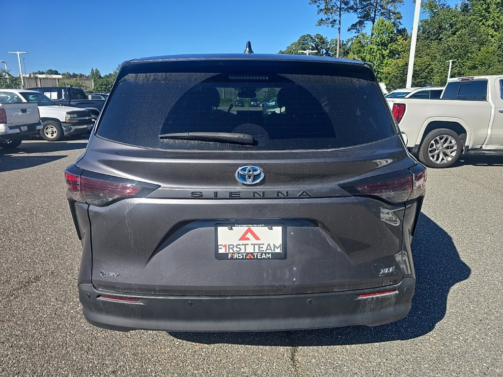 Used 2025 Toyota Sienna XLE FWD image 6