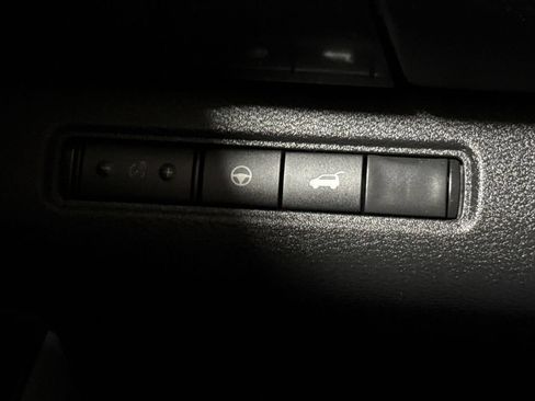 Used 2023 Nissan Pathfinder SL AWD/4WD image 19