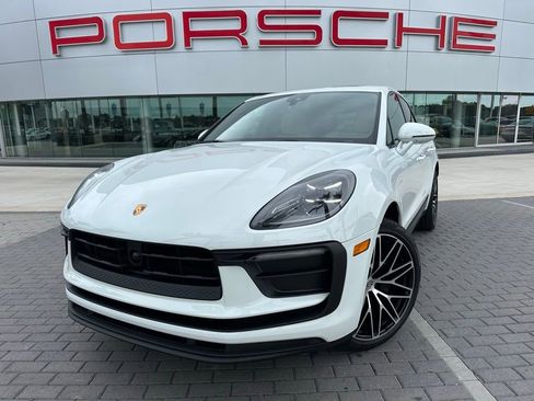 Certified 2025 Porsche Macan image 1