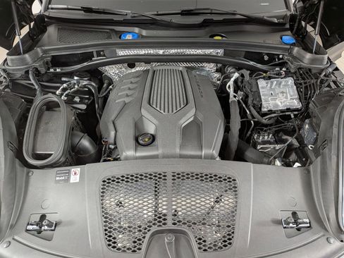 Certified 2025 Porsche Macan AWD/4WD image 26