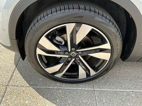 Certified 2025 Volvo XC40 B5 Ultra w/ Climate Package AWD/4WD image 13