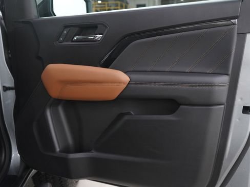 Used 2023 GMC Canyon AT4 image 9