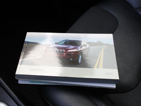 Used 2017 Jeep Cherokee Trailhawk image 34