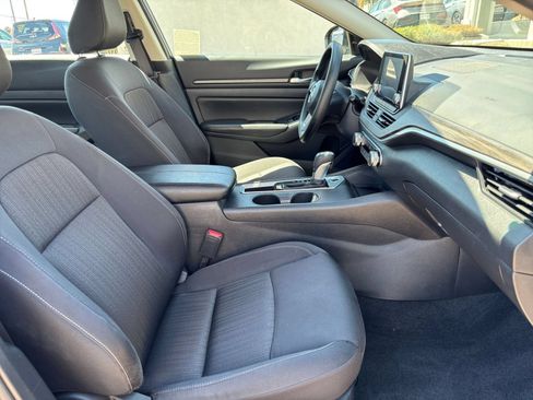 Used 2025 Nissan Altima 2.5 SV FWD image 36