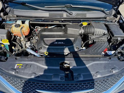 Used 2017 Chrysler Pacifica Touring FWD image 25